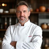 Portrait du Chef Antoine Dupont souriant dans sa tenue de cuisine
