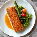 Plat de poulet rôti aux légumes verts élégamment dressé pour un déjeuner d'affaires