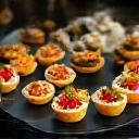 Variété d'amuse-bouches et canapés raffinés sur des plateaux pour un cocktail réseau