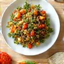 Salade fraîche de quinoa et légumes verts avec des options sans gluten et véganes