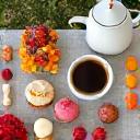 Assortiment de mini-pâtisseries, macarons et fruits frais pour une pause café